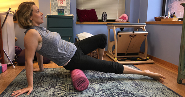 Using a foam roller for gluts